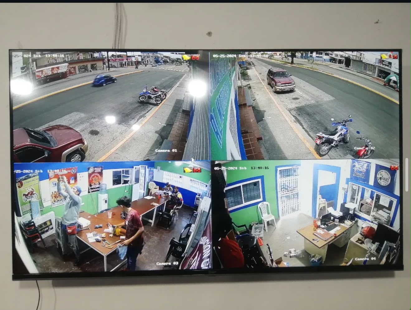Sistema de 4 cámaras mostrando accesos y calles de negocio comercial